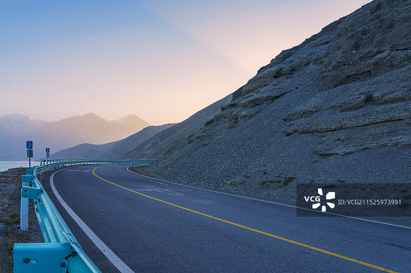 中国新疆的昆仑山和公路交通和高原湖泊图片素材