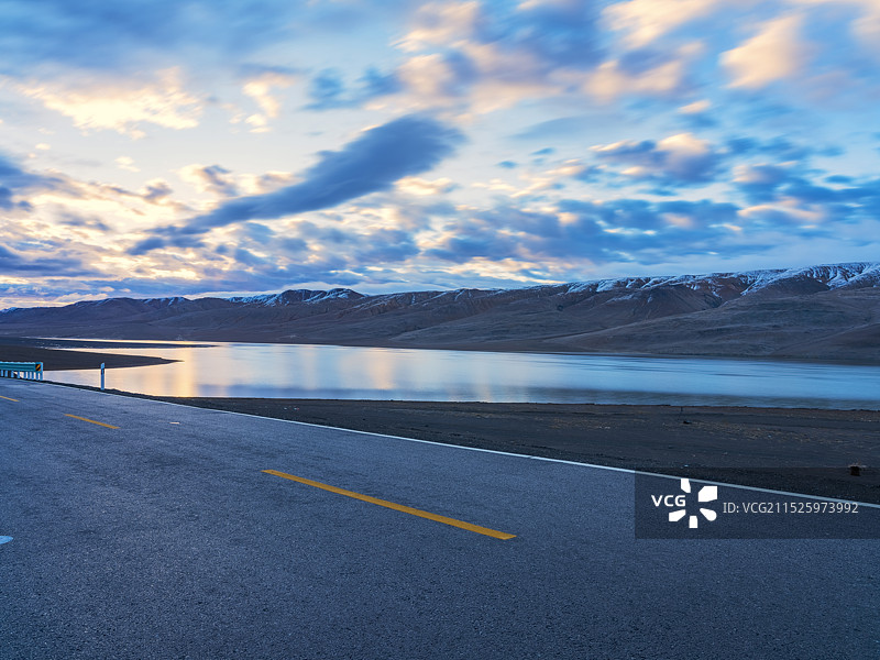 中国新疆的昆仑山和公路交通和高原湖泊图片素材
