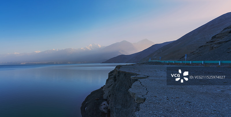 中国新疆的昆仑山和公路交通和高原湖泊图片素材