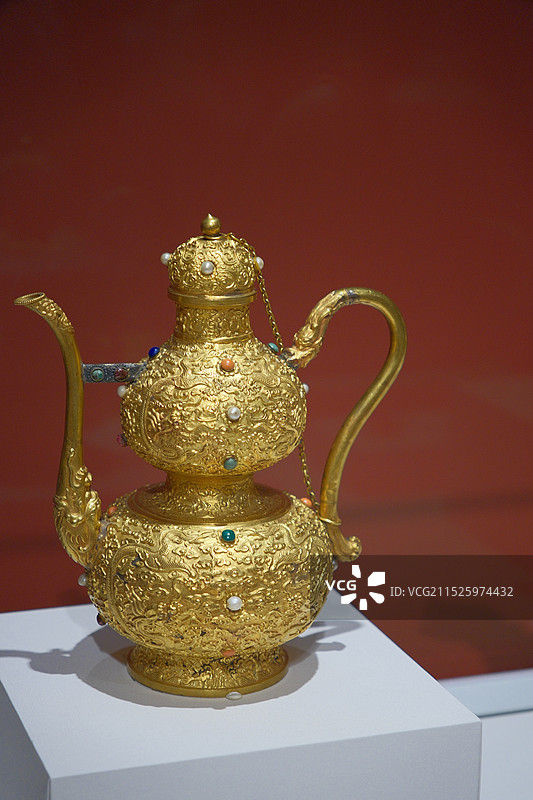 香港故宫博物院 乾隆款有托盖碗 酒器 云龙纹葫芦式执壶 龙首奶茶壶 清乾隆 镇馆之宝图片素材