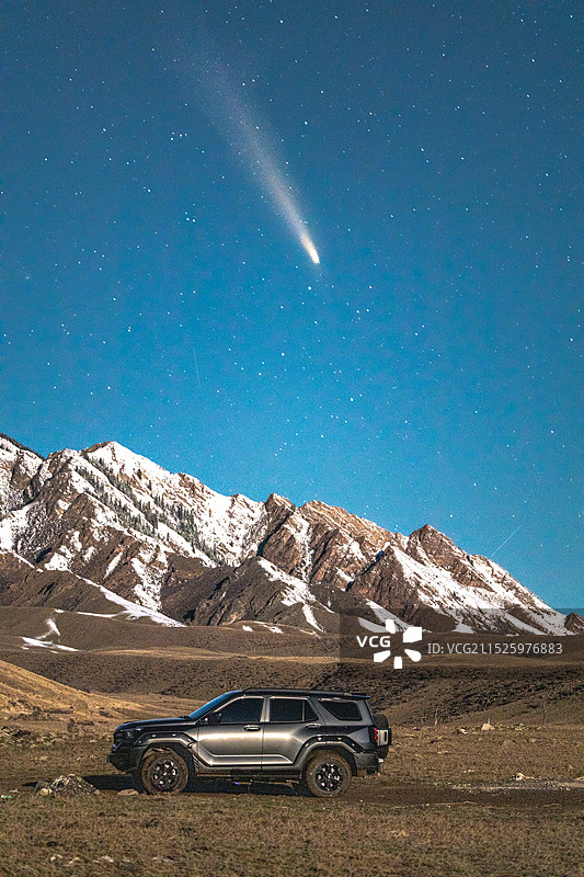 开着越野车追彗星图片素材