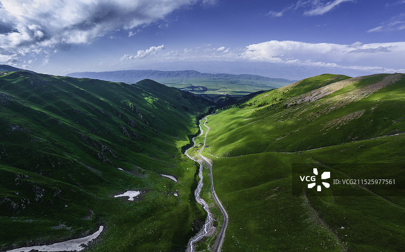雪莲谷的山谷，谷外是那拉提空中草原图片素材