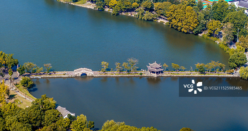 秋季慈湖湖堤图片素材