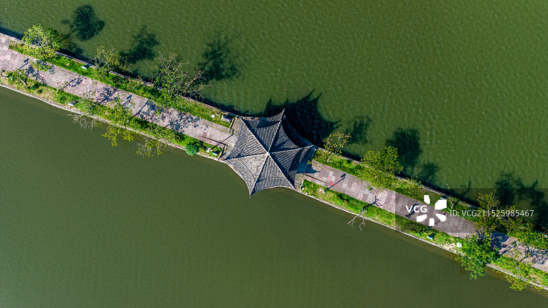 航拍俯视慈湖师古亭图片素材