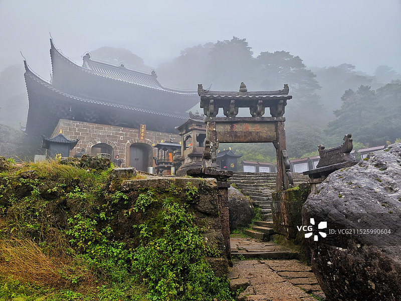 三清山雨中三清宫图片素材