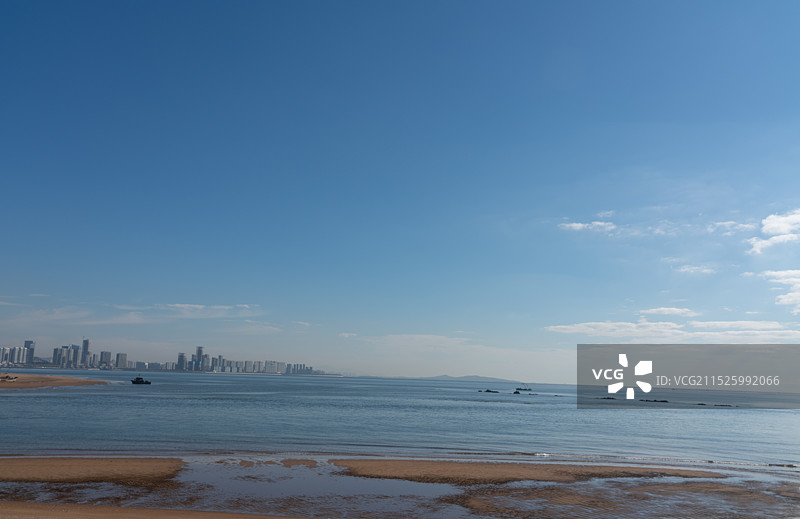 蓝天白云下的青岛海边风景图片素材