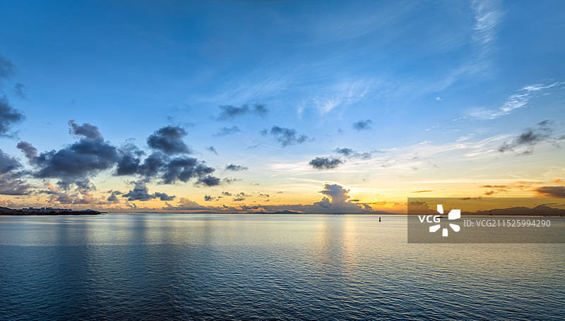 日落时海景与戏剧性的天空图片素材
