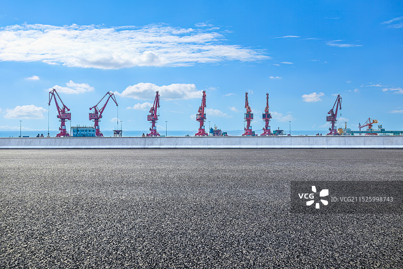 空的沥青道路和集装箱港口起重机图片素材