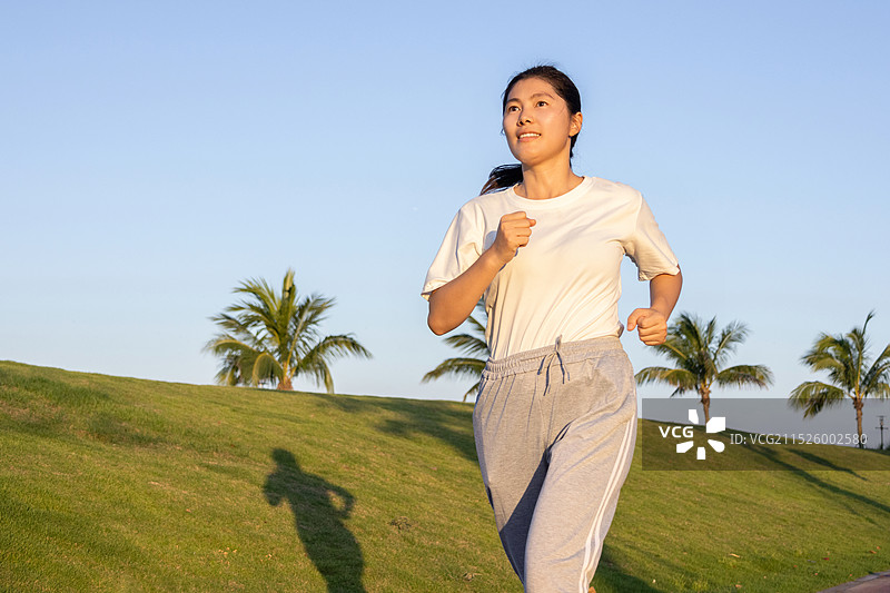 傍晚一名中国女人在户外跑步图片素材
