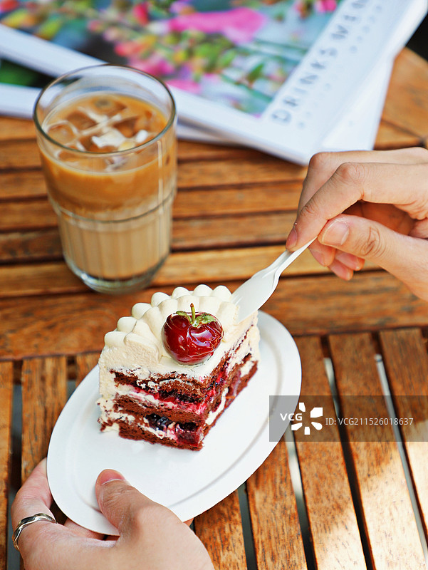 在桌上吃蛋糕的男人的手图片素材