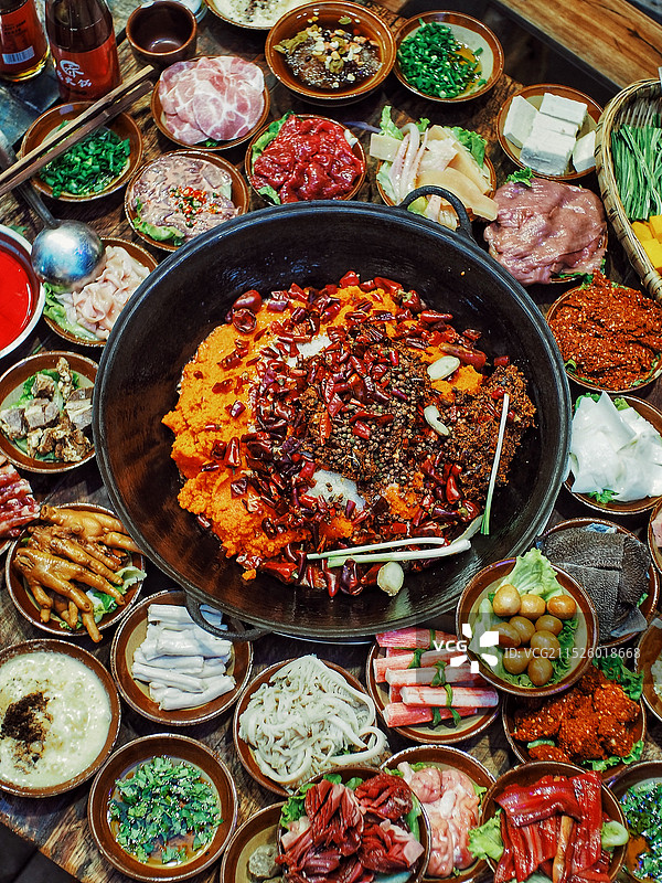 餐桌上火锅的高角度视图图片素材