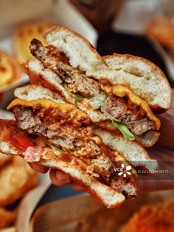 手上汉堡的特写镜头图片素材