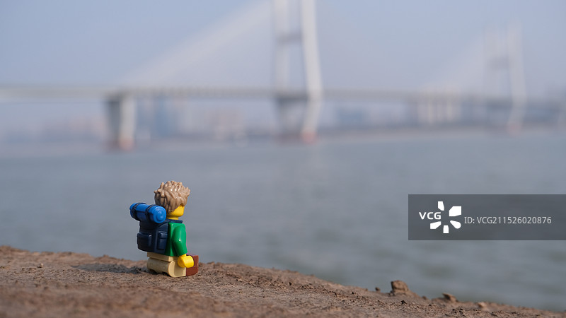 乐高人仔坐在江边看远处的大桥图片素材
