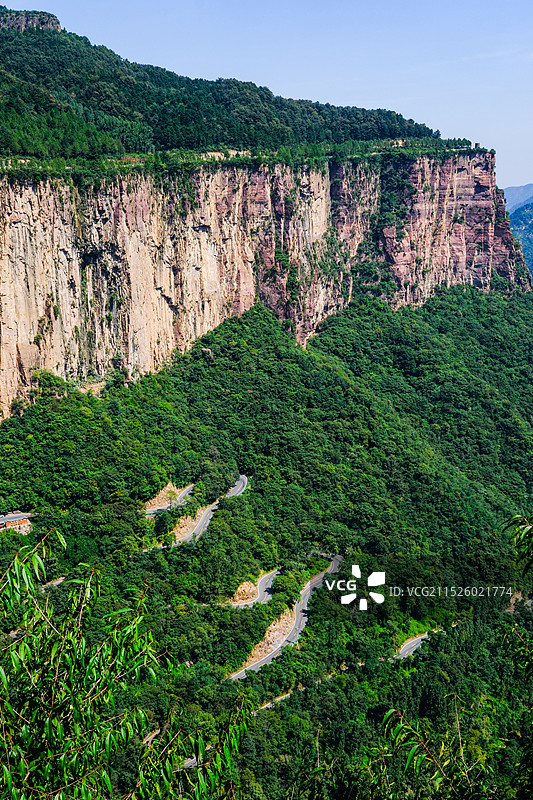 中国河南辉县市万仙山景区，中国南太行，郭亮挂壁公路，绝壁长廊，国家地质公园，国家攀岩公园图片素材