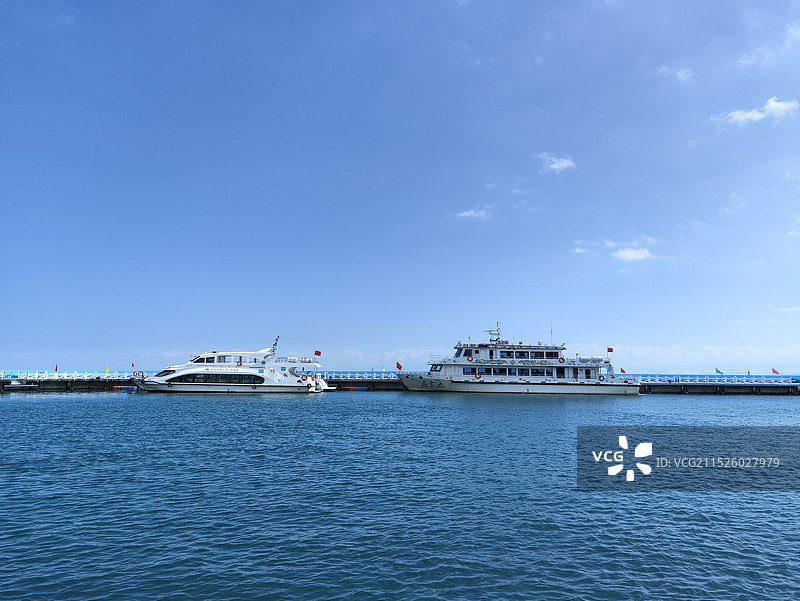 青色的海，蓝色的天空和游船，青海二郎剑图片素材