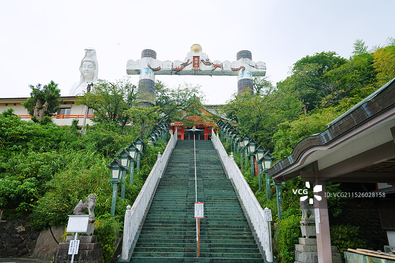 日本九州福冈县久留米市大本山成田山久留米分院，寺庙景区内佛教雕像，佛教历史文化遗产。图片素材