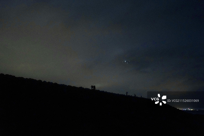 堤坝上夜行图片素材