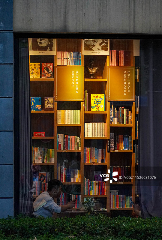 透过窗口的书店图片素材