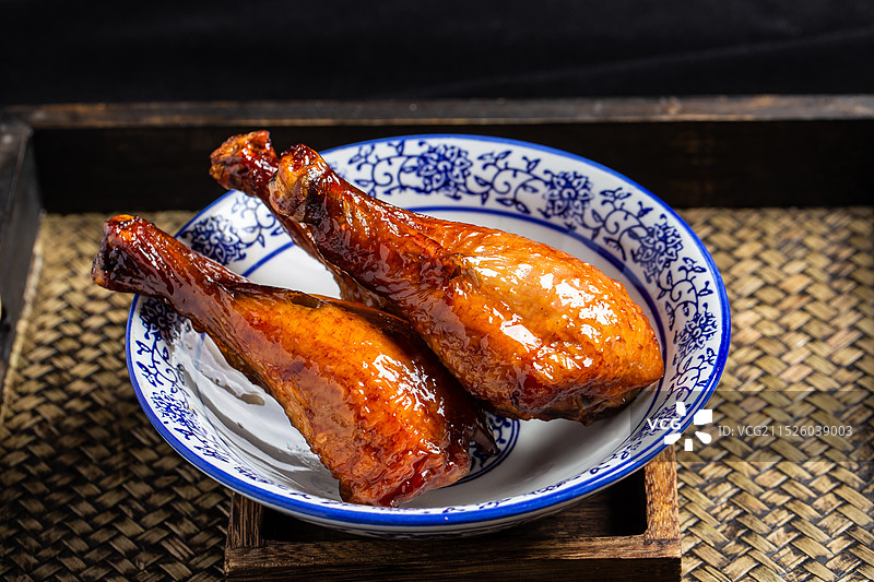 青花瓷碗里的烤鸡腿图片素材