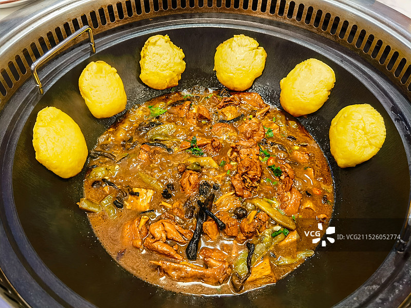 东北铁锅炖鸡块，贴饼子。图片素材