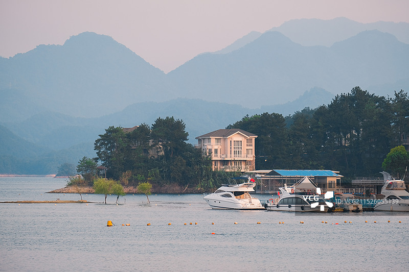 杭州淳安千岛湖风景区湖中别墅与码头游船图片素材