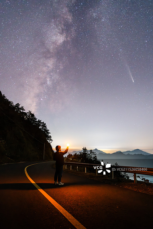 杭州太子尖拍紫金山-阿特拉斯彗星图片素材