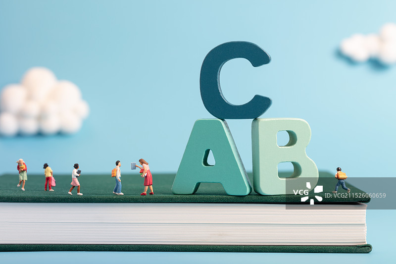 微缩创意字母ABC与学英语的学生图片素材
