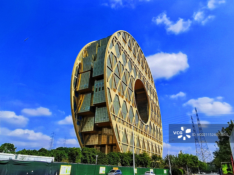 横屏拍摄广州圆大厦图片素材