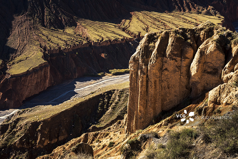 新疆塔城地区安集海大峡谷，一条褐红色的幽深峡谷，绵延不绝伸向远处的雪山图片素材