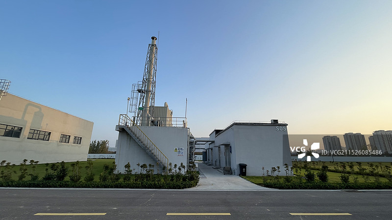 医药工厂内的排气筒烟囱图片素材