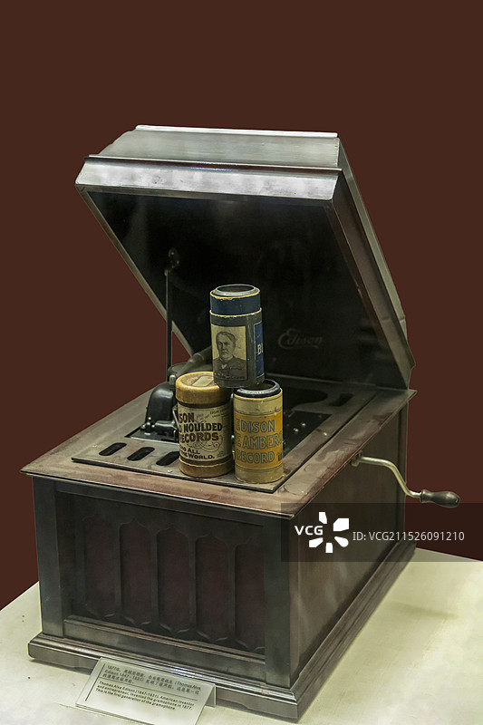 天津博物馆（天津文博院）“中华百年看天津展”：第一代的滚筒式留声机（1877年，爱迪生发明了留声机）图片素材
