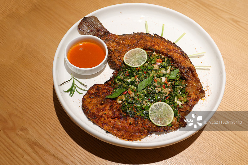 香茅草烤罗非鱼图片素材