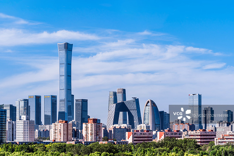 城市公园绿树背景下的北京CBD建筑群高视角风光图片素材