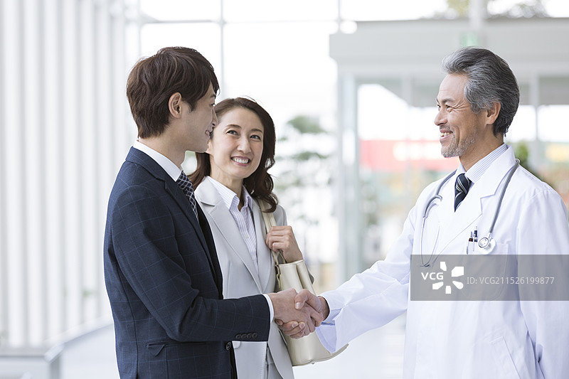 商务人士与医生握手图片素材