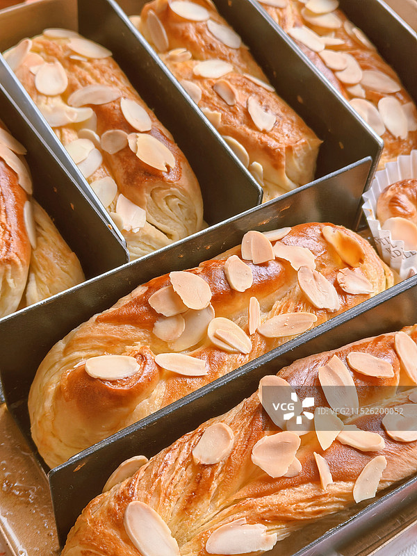 托盘中面包在模具中的高角度视图图片素材