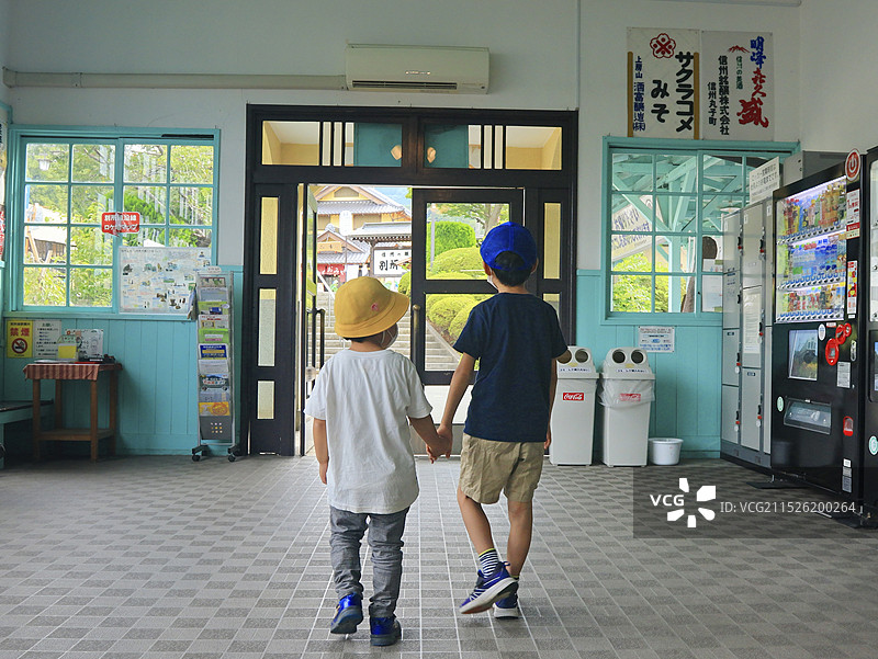 别所温泉站出口和兄弟图片素材