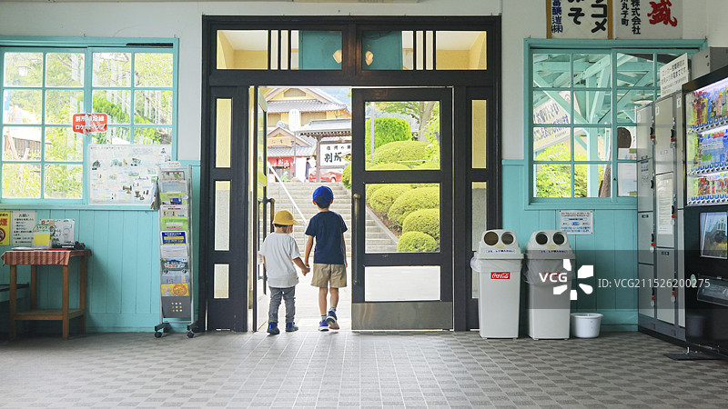 别所温泉站出口和兄弟图片素材