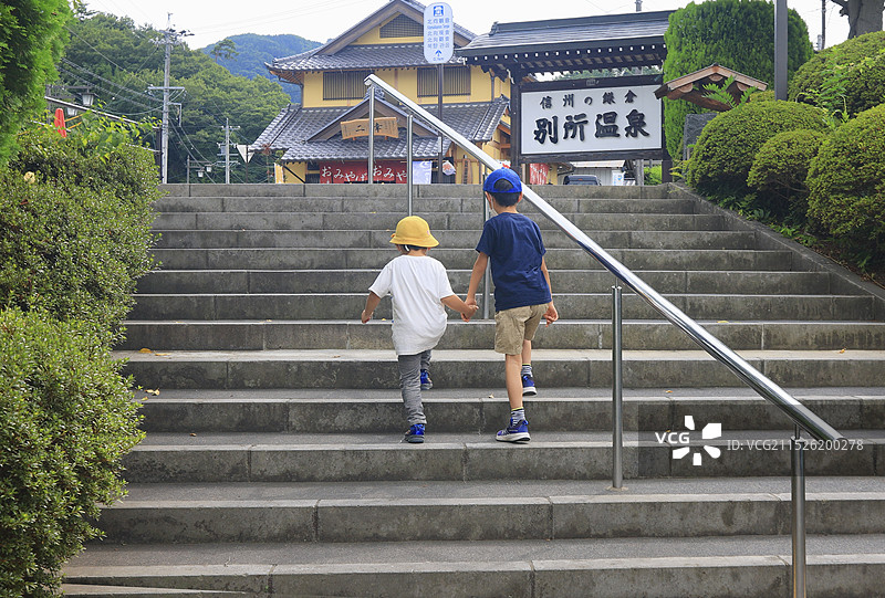 别所温泉站出口楼梯和兄弟姐妹图片素材