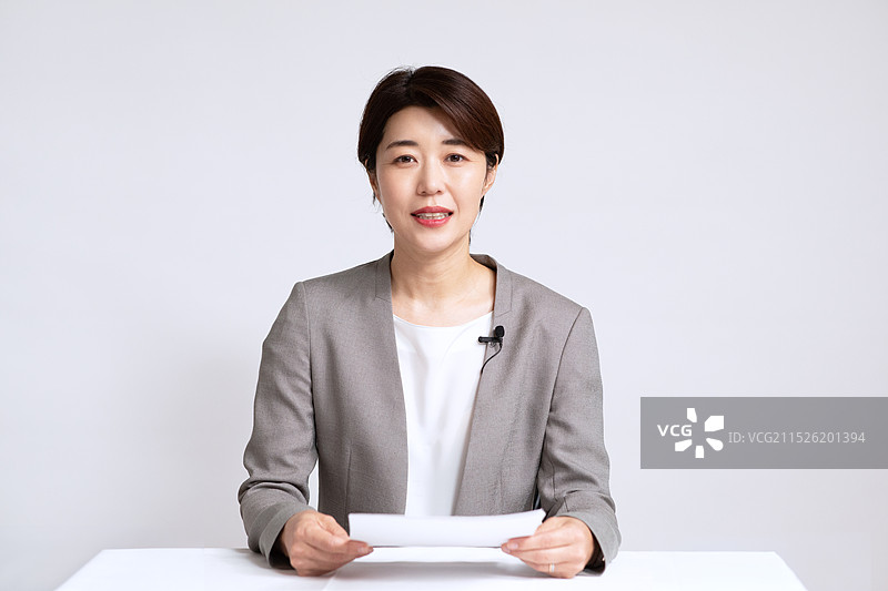 在演播室里的新闻女主播图片素材