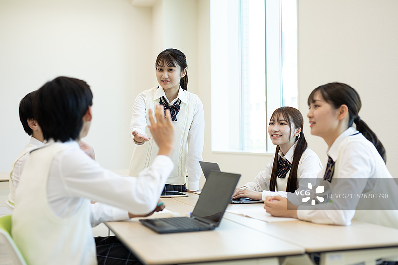 高中生进行小组讨论图片素材