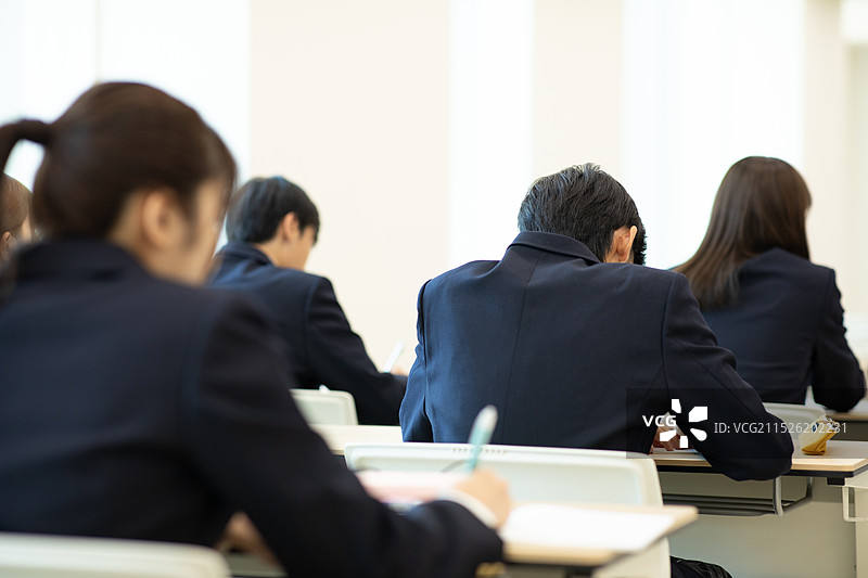 在教室里上课的学生们背影图片素材