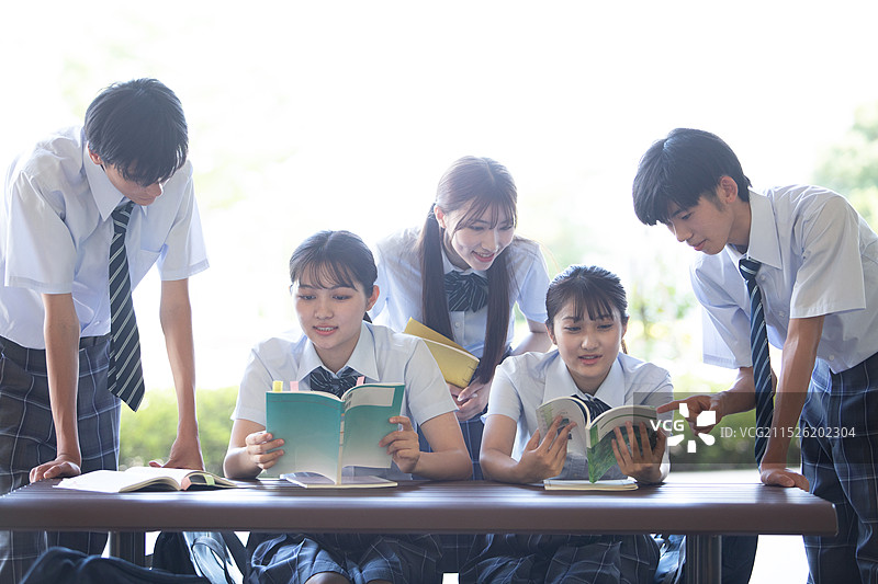 在户外学习的高中生图片素材