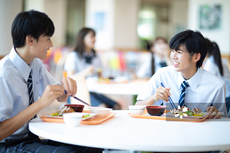 高中生在学生餐厅用餐图片素材