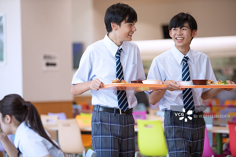 高中生在学生餐厅用餐图片素材