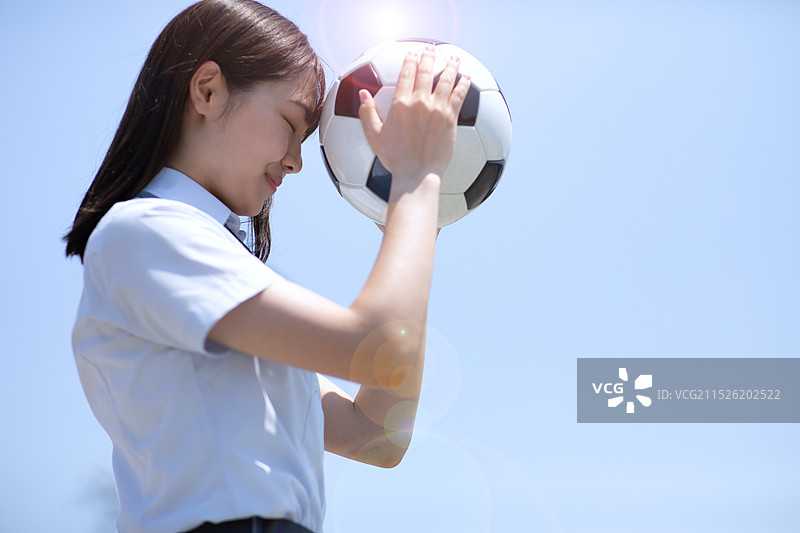 高中生抱着橄榄球图片素材