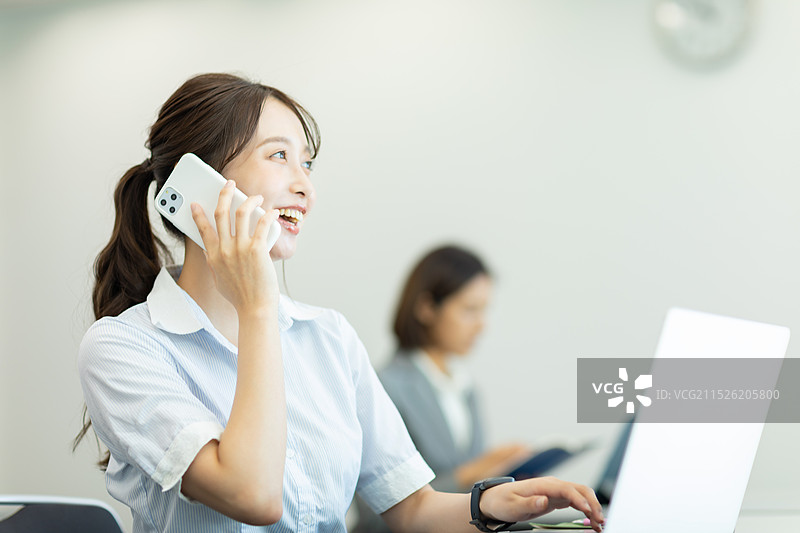 女人在办公室打电话图片素材
