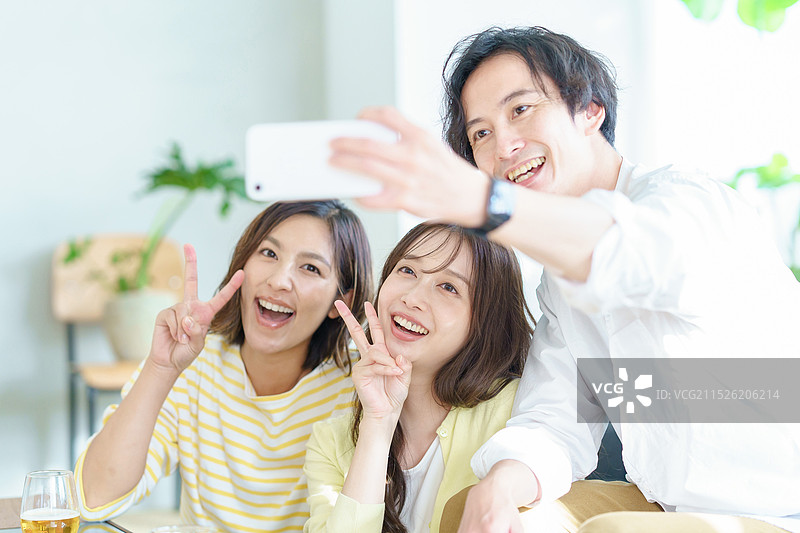 男女用智能手机合影留念图片素材