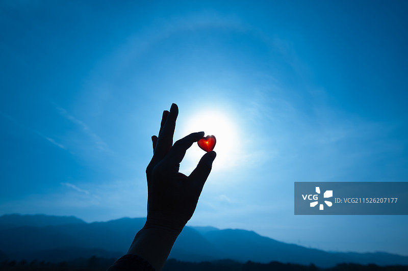 手持爱心物件图片素材