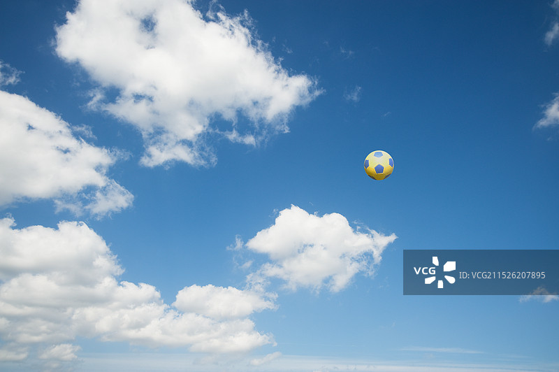 蓝色天空下的足球图片素材