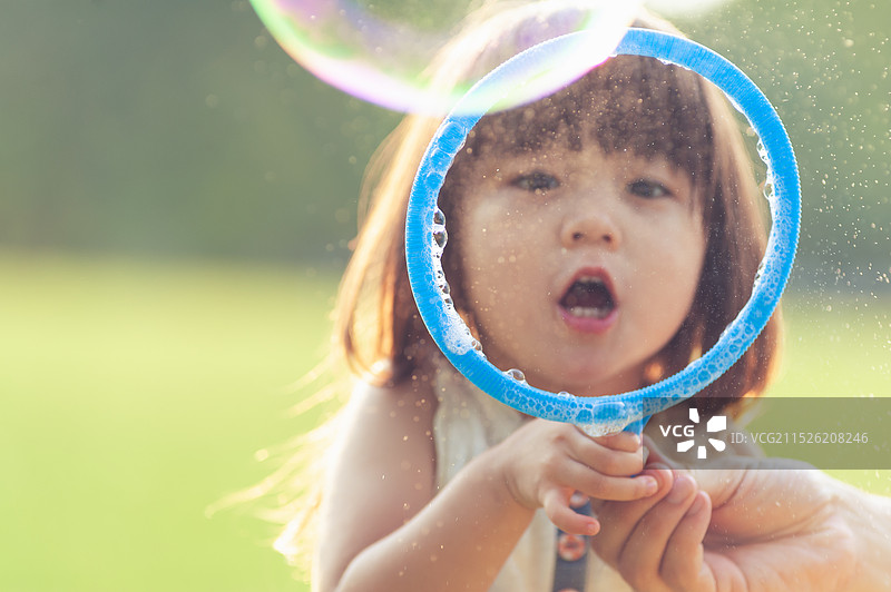 女孩玩肥皂泡图片素材